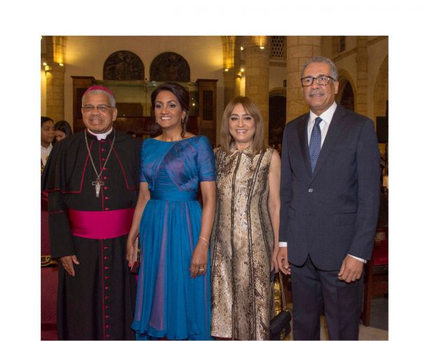 Arzobispo Francisco Ozoria Acosta, arzobispo metropolitano de Santo Domingo, Cándida Montilla de Medina, Jacqueline Ortiz de Lizardo y Simón Lizardo Mézquita. 