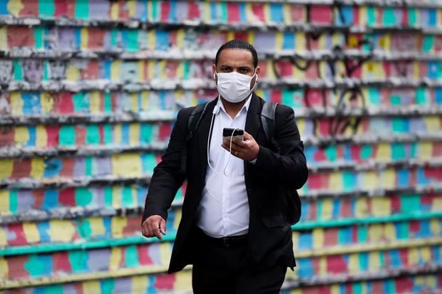 Un hombre usa su celular mientras camina por una calle este viernes, en Sao Paulo, Brasil.