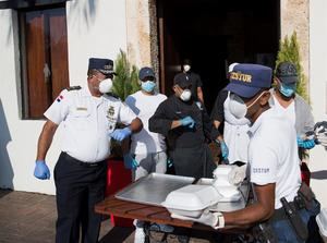 Fotografía fechada el 4 de abril de 2020 del Coronel Rafael Sosa  lleva a sus policías al restaurante Pat' e Palo, donde se les proporciona desayunos y cenas gratuitas a diario, a los miembros del Cuerpo Especializado de Seguridad Turística, Cestur, que trabajan en la Ciudad Colonial.