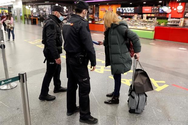 La policía realiza controles a los viajeros en la estación de Atocha en Madrid.