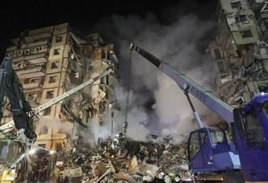 Buscan a 26 personas bajo los escombros de Dnipró y aumentan los heridos a 73
