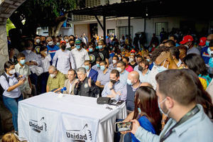 La oposición venezolana concurrirá a elecciones tras escuchar a sus militantes