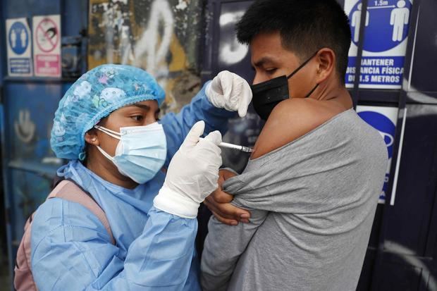 Fotografía de archivo de brigadas de vacunación mientras recorren el distrito de Villa El Salvador para aplicar la tercera dosis contra la Covid 19 en Lima, Perú.