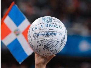 Las Reinas del Caribe reciben el balón de Casa Brugal que les llevó mensajes de apoyo