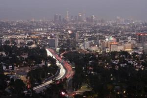 Banco Mundial prevé que la economía global crezca 2,7 % en 2025 pese a gran incertidumbre