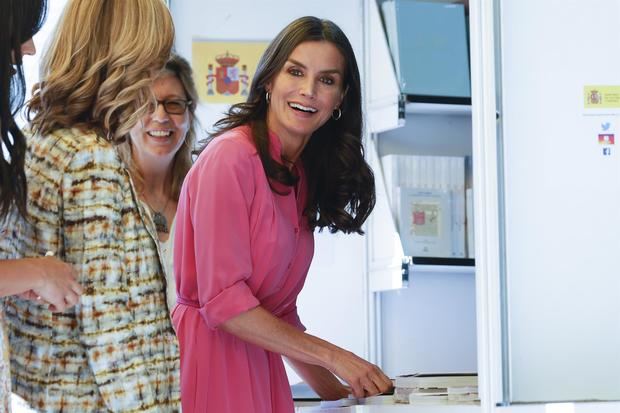 La reina Letizia visita una de las casetas mientras inaugura este viernes la 81 edición de la Feria del Libro de Madrid en el parque del Retiro.