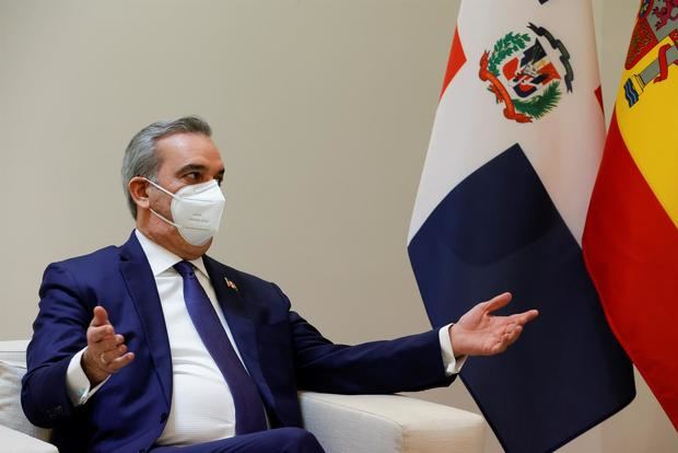 El presidente de la República Dominicana, Luis Rodolfo Abinader (c), durante la reunión mantenida con el presidente del Gobierno, Pedro Sánchez, en el Palacio de La Moncloa, este jueves en Madrid.