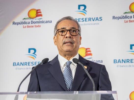 El administrador general de Banreservas, Simón Lizardo Mézquita, habla a empresarios turísticos durante un coctel ofrecido por la entidad bancaria en el hotel Villa Magna, en Madrid, con motivo de celebrarse FITUR 2020. 