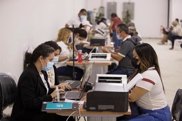 Inmigrantes venezolanos en territorio dominicano fueron registrados este lunes al acudir a un centro informativo para iniciar su proceso de regularización, en Santo Domingo, República Dominicana.