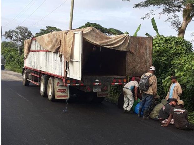 Interceptan camión transportaba yola para viaje ilegal a Puerto Rico.