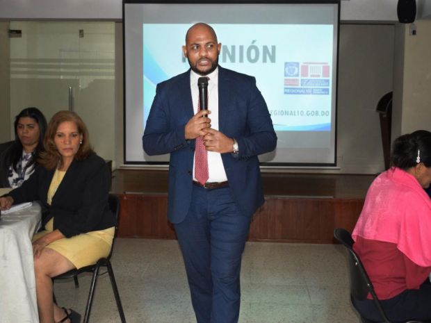 El director de la Regional 10 Santo Domingo, Ronald Santana, exhortó a los técnicos docentes y al personal administrativo de la institución, a desarrollar sus tareas con la suficiente responsabilidad y compromiso.