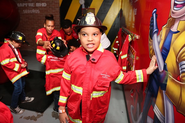 Niños jugando a bomberos