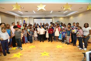 Niños graduados de Mi Apellido es CAID emocionan con talentos en cuento, poesía, canto y teatro