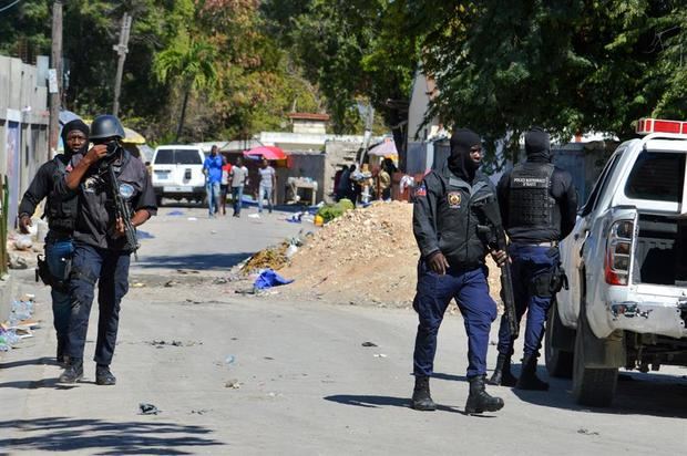 Policías fueron registrados este jueves al realizar un operativo en la cárcel de Croix-des-Bouquets, tras una fuga de presos, en Puerto Príncipe, Haití.