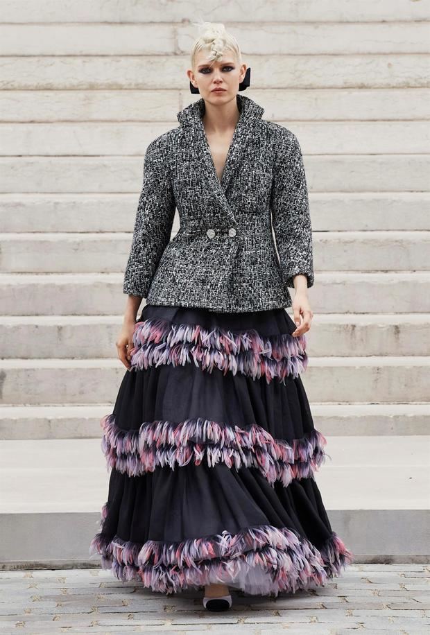 Una modelo presenta una creación de Chanel de Alta Costura para la colección otoño-invierno 2021/2022, durante la Semana de la Moda de París. 