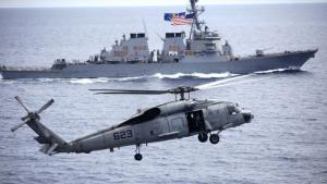 Diez marineros desaparecidos tras choque de destructor de EE.UU.