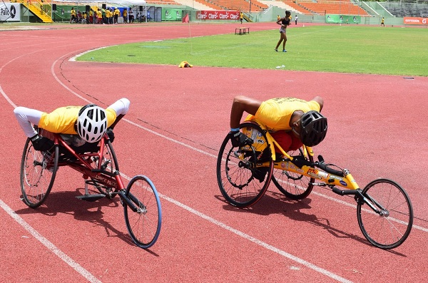 Atletas sobre sillas de rueda