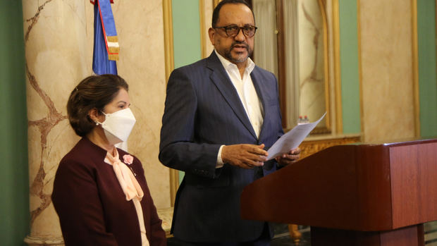 Consultor jurídico del Poder Ejecutivo, Antoliano Peralta Romero, junto a la magistrada Nancy Salcedo Fernández.