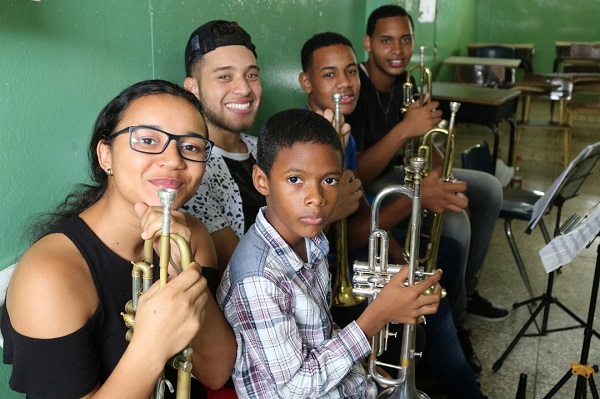 En el Sistema Nacional de Escuelas Libres miles de jóvenes, niños y adultos en situación de vulnerabilidad, han aprendido a tocar un instrumento de música