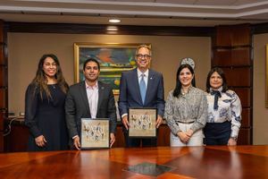 Popular dona a UNESCO libros del patrimonio nacional para escuelas