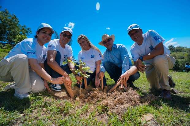 Banco Popular siembra más de 8,000 plantas en Plan Sierra; los árboles almacenarán 24 millones de litros de agua en su adultez