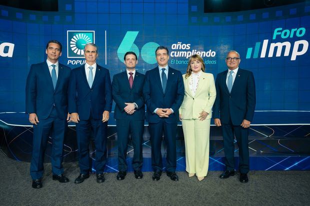 De derecha a izquierda, los señores Francisco Ramírez, René
Grullón, Manuel Alejandro Grullón Hernández, Christopher Paniagua, Antonia Antón de
Hernández y Juan Lehoux.