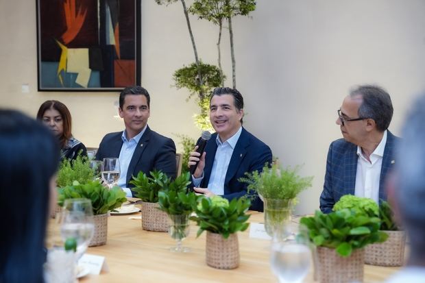 En la foto, de izquierda a derecha, los señores Bélgica Suárez, Francisco Ramírez,
Christopher Paniagua y José Mármol.