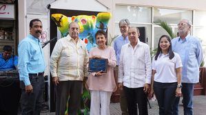 La señora Blanca Delgado Malagón recibe la placa póstuma al destacado ajedrecista dominicano Alberto Delgado Malagón acompañada de Aquiles Rodríguez, Fabio Herrera, Volker Pellet, Tito Delgado, Anny Estevez y Peter Croes.