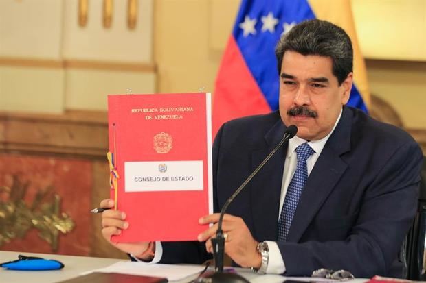 Fotografía cedida por prensa Miraflores que muestra al presidente de Venezuela, Nicolás Maduro (c), durante el Consejo de Gobierno este martes el Palacio de Miraflores en Caracas, Venezuela.