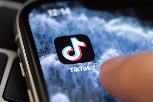 Vista del ícono de la aplicación TikTok en un celular. 