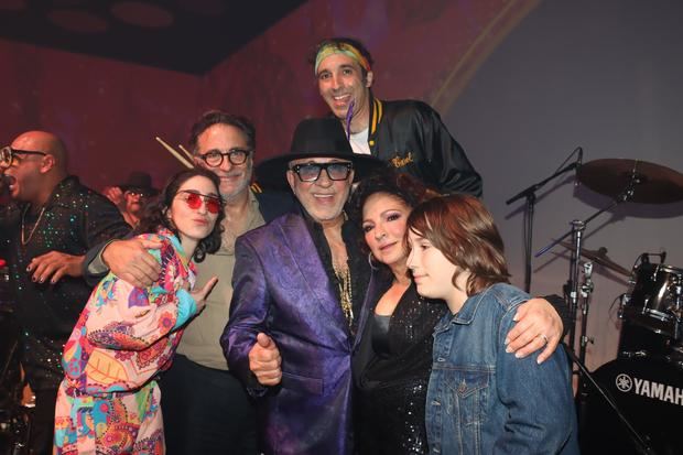 Emilio Estefan, en el centro, posando junto a su esposa Gloria Estefan (2-d), su hija Emily (i), y el actor, Andy García (2-i), entre otros, durante la fiesta de celebración de sus 70 años en la discoteca Superblue de Miami, en el sur de Florida, EE.UU.