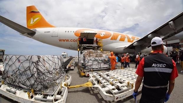 Fotografía cedida por el Ministerio de Comunicación e Información (MinCI) donde se observa a personas descargando un lote de vacunas en un avión de Conviasa hoy, en La Guaira, Venezuela.