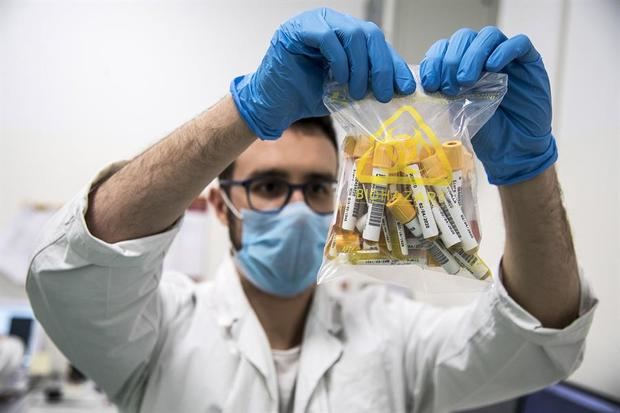 Italia comenzó los ensayos de su vacuna en humanos mientras lucha contra los focos