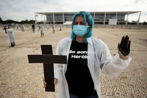 Brasil registra una reducción en el número diario de muertes y contagios por la covid-19