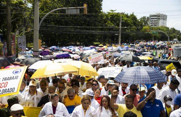 Una multitud marcha en Santo Domingo contra el sistema privado de pensiones