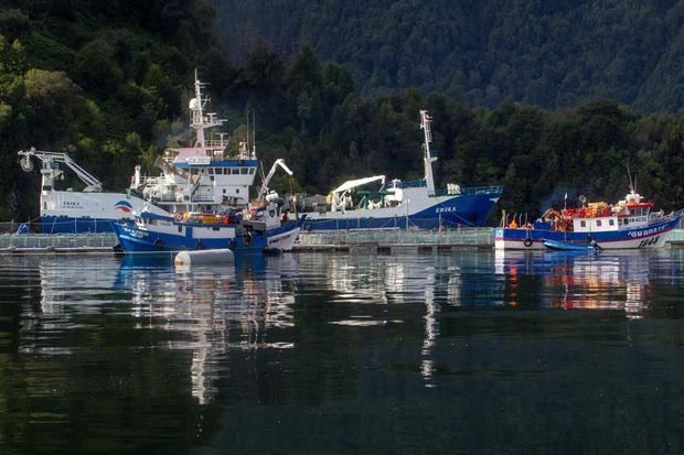 Fotografía cedida por Greenpeace que muestra una de las instalaciones de empresas salmoneras en el fiordo Comau el 11 de abril de 2021, en la región de Los Lagos al sur de Chile.