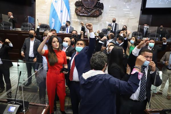 Fotografía del disturbio entre diputados del Congreso Nacional, este 21 de enero de 2022 en Tegucigalpa (Honduras). 