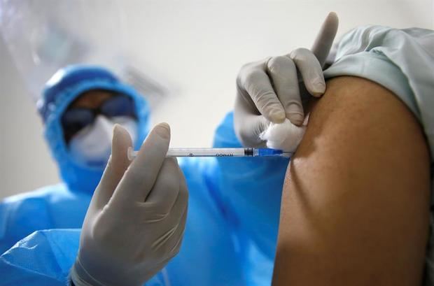 Personal de salud se aplican la vacuna contra la covid-19 hoy, en la clínica Unidos por la Vida en Cali, Colombia.