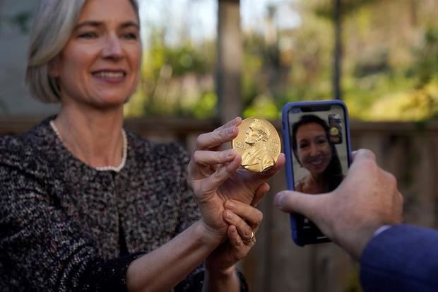 Jennifer Doudna, quien recibió el Nobel de Química por su contribución al desarrollo de la tecnología de la edición genética compartido con la francesa Emmanuele Charpentier, a quien le fue entregado el galardón el lunes en Berlín.