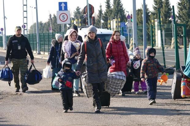 Refugiados entrando a Polonia desde Ucrania en el puesto fronterizo de Medyka. ACNUR/Chris Melzer Refugiados entrando a Polonia desde Ucrania en el puesto fronterizo de Medyka.