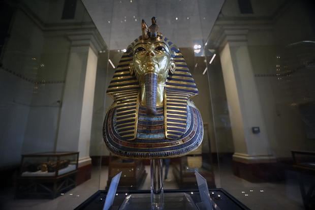 La máscara funeraria de Tutankamón expuesta en el Museo Egipcio de Antigüedades tras reabrir este miércoles de El Cairo (Egipto) tras permanecer cerrado por el Covid -19. 