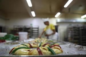 Fotografía fechada el 3 de enero de 2020 de panaderos elaborando Roscas de Reyes en Ciudad de México (México). 