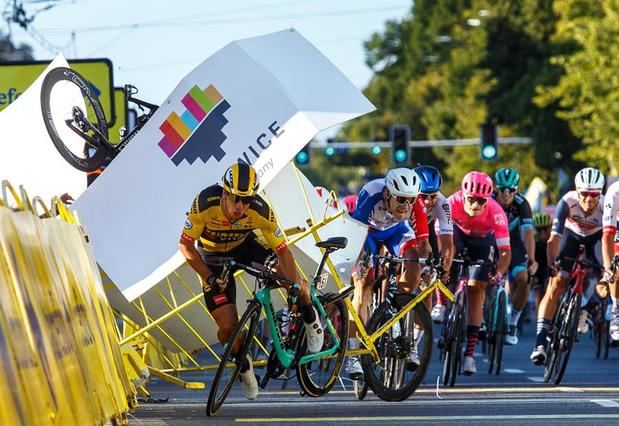 La Unión Ciclista Internacional (UCI) anunció este miércoles la suspensión durante nueve meses del neerlandés Dylan Groenewegen (Jumbo-Visma) (i) por el accidente que ocasionó el pasado 5 de agosto en la primera etapa del Tour de Polonia.