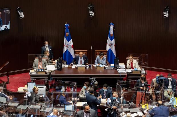 Miembros de la Cámara de Diputados Dominicana acuden a la sesión para votar el nuevo Código Penal, hoy, en Santo Domingo, R. Dominicana.