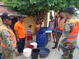 Obras Públicas continúa distribuyendo agua potable en Barahona