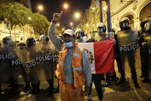 Personas se manifiestan en apoyo a Pedro Castillo en la Plaza San Martín, en Lima, Perú.