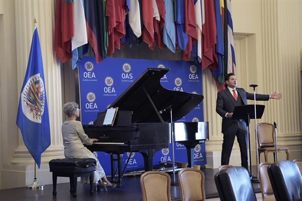 El cantautor chileno Mauricio Miranda (d) ofrece un espectáculo al final de una sesión ordinaria del Consejo Permanente de la Organización de los Estados Americanos (OEA) celebrada hoy en la sede del organismo, en Washington. 
