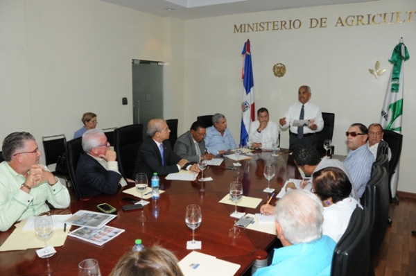  El ministro de Agricultura Osmar Benítez en reunión con productores y empresas procesadoras de leches 