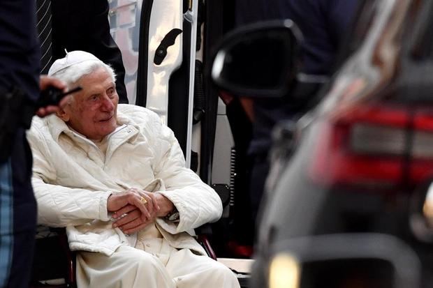 El papa emérito Benedicto XVI está gravemente enfermo, según su biógrafo