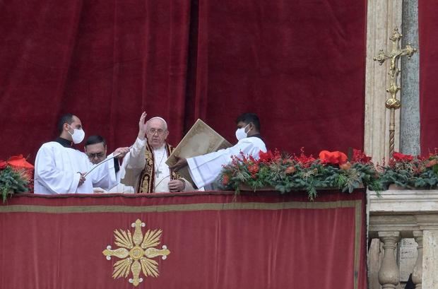 El papa lamenta en mensaje de Navidad que las tragedias 'se pasen por alto'.
